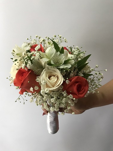 Ramo Bouquet con rosas coral, rosas blancas y astromelias blancas –  Floristería San Isidro | En Tus mejores momentos | Pérez Zeledón, Costa Rica
